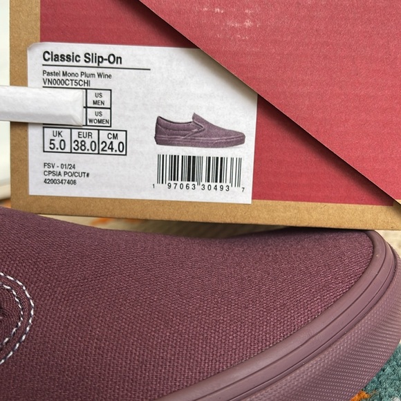 Vans WMNS Classic Slip-On
Pastel Mono Plum Wine
VN000CT5CHI
Sneakers - Picture 15 of 16